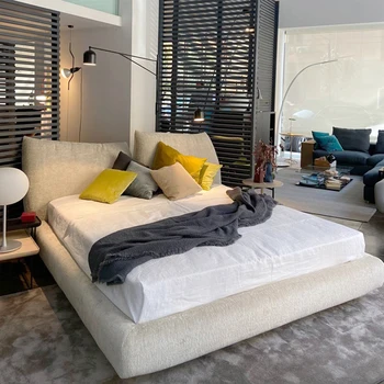 Модерна минималистичная дизайнерска спалня в основната спалня и мека чанта с лека лукс и минималистичной мрежа от червена тъкан двойно легло
