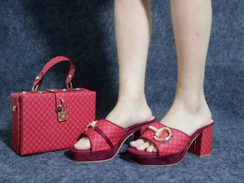 Красива червена дамски обувки в тон голяма чанта с метален декор, обувки-лодка в африканския стил и чанта в комплект G10, ток 8,5 cm