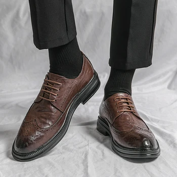 2023 Мъжки обувки с дърворезба, Oxfords ръчно изработени, Ежедневното кожени мъжки рокля Ръчна изработка, Класически бизнес обувки в британски стил