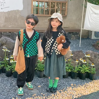 2023 Корейски Пролетно-Есенна Жилетка за малки момичета, Вязаный Пуловер с отворени Шевове в шахматна дъска модел, без ръкави, Стегната стрейчевая дрехи за деца