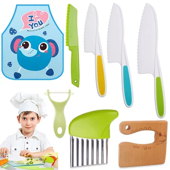 Комплект дървени кухненски ножове за деца от 8 теми включва 4 безопасни нож за деца, 1 Дървен нож, картофелерезку, овощечистку и cartoony престилка